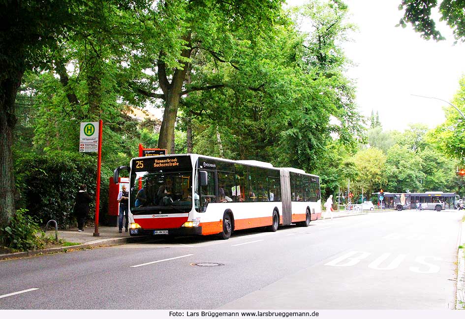 Die Haltestelle UK Eppendorf der Buslinien 20 und 25 vormals 113 in Hamburg