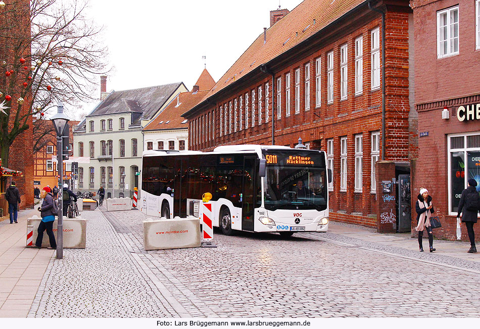 Ein VOG Bus in Lüneburg passiert einen Merkelpoller zum Schutz vor islamistischen Terroranschlägen