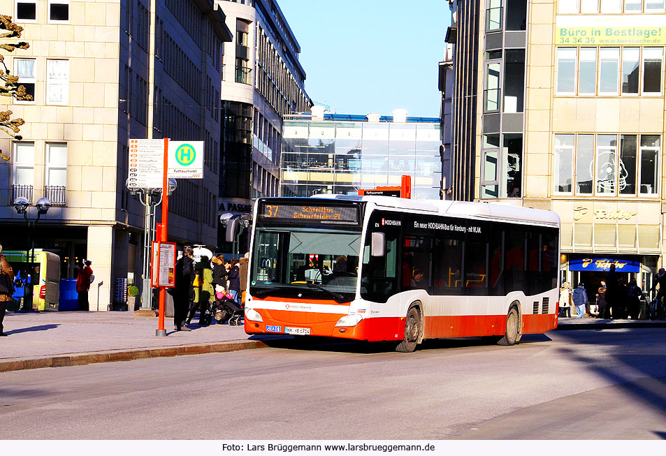 Der Hochbahn-Schnellbus 6714 an der Haltestelle Rathausmarkt