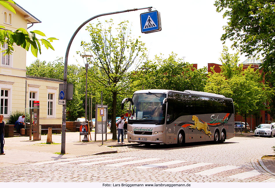 Ein Bus im Ersatzverkehr vor dem Bahnhof Ahrensburg