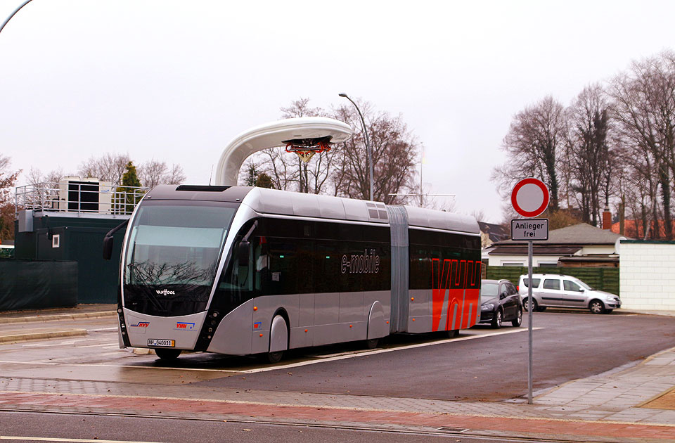 Mit Elektromobilität durch Hamburg: VHH Elektrobus in der Kehre Stadionstraße von Van Hool vom Typ Exqui.City