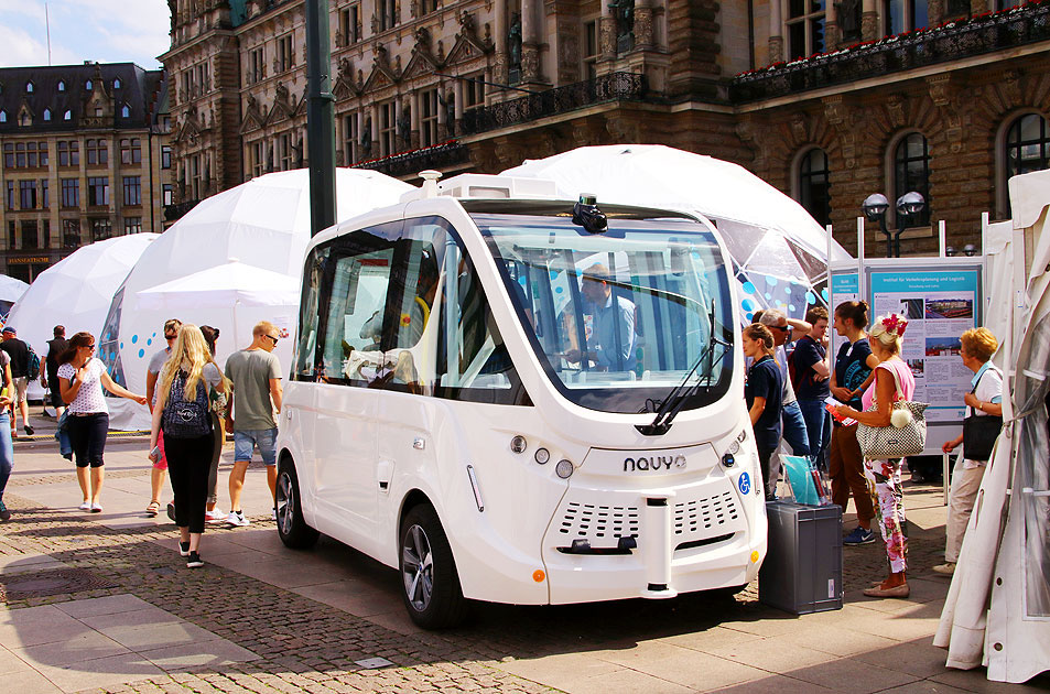 Der autonom fahrende Bus Tabula für Lauenburg auf dem Rathaushmarkt in Hamburg
