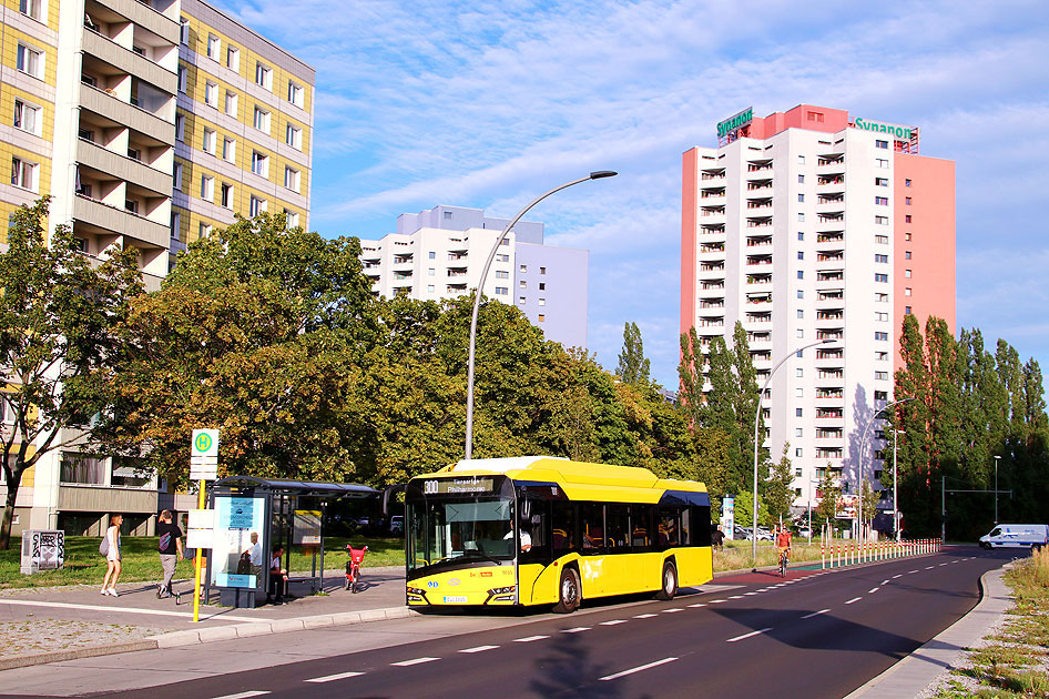 Ein Elektrobus von Solaris in Berlin an der Haltestelle Lichtenberger Straße