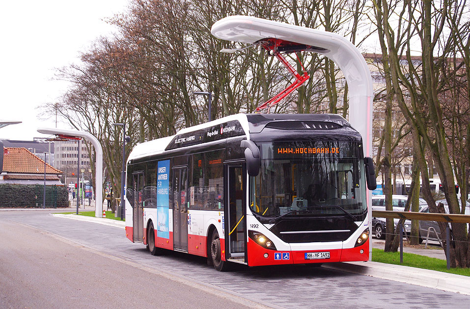 Ein Hochbahn Volvo Elektro Hybrid Bus in der Kehre Hamburg ZOB