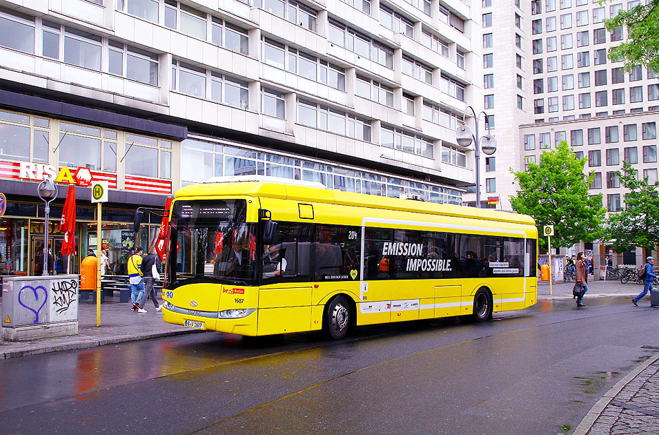 Mit Elektromobilität durch Berlin: Ein Elektrobus der BVG in Berlin am Bahnhof Zoo