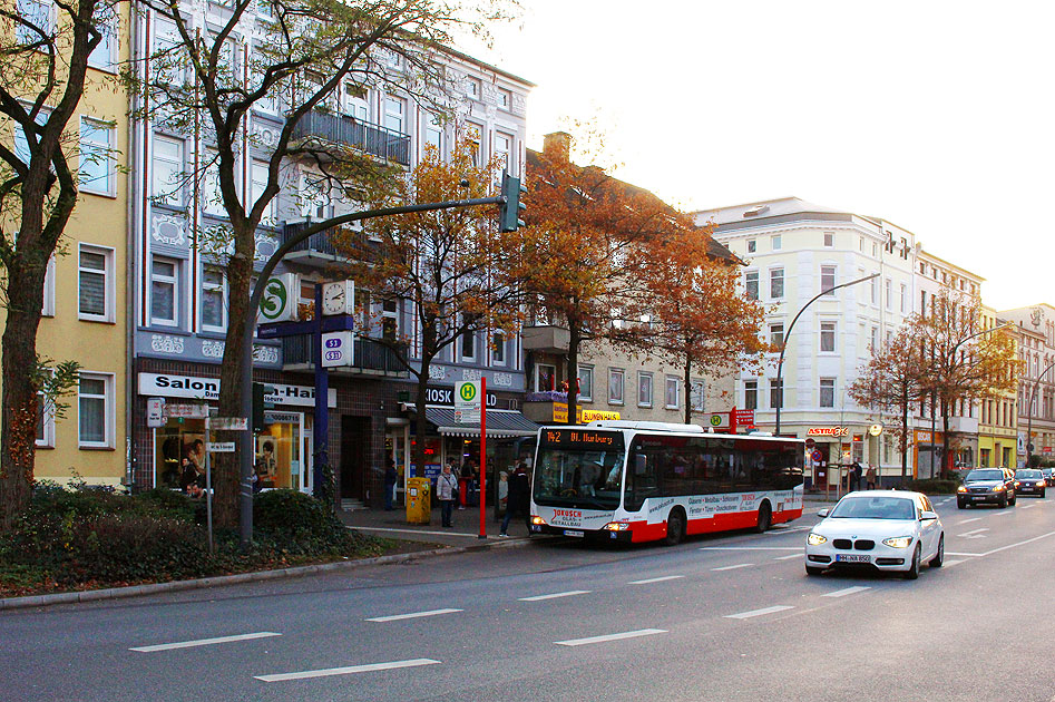Ein Hochbahn Bus an der Haltestelle Bahnhof Heimfeld