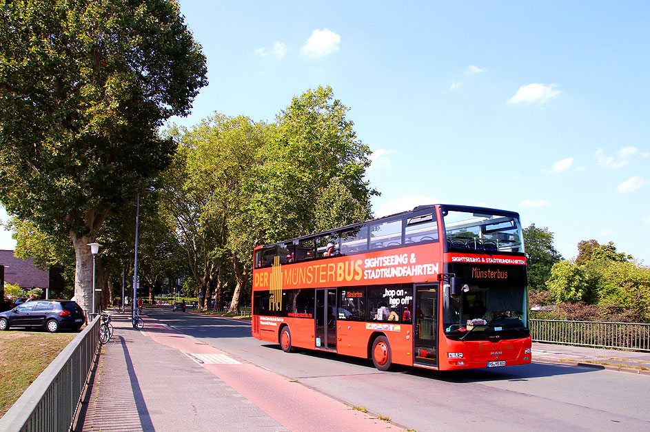 Der Münsterbus fährt die Stadtrundfahrt durch Münster