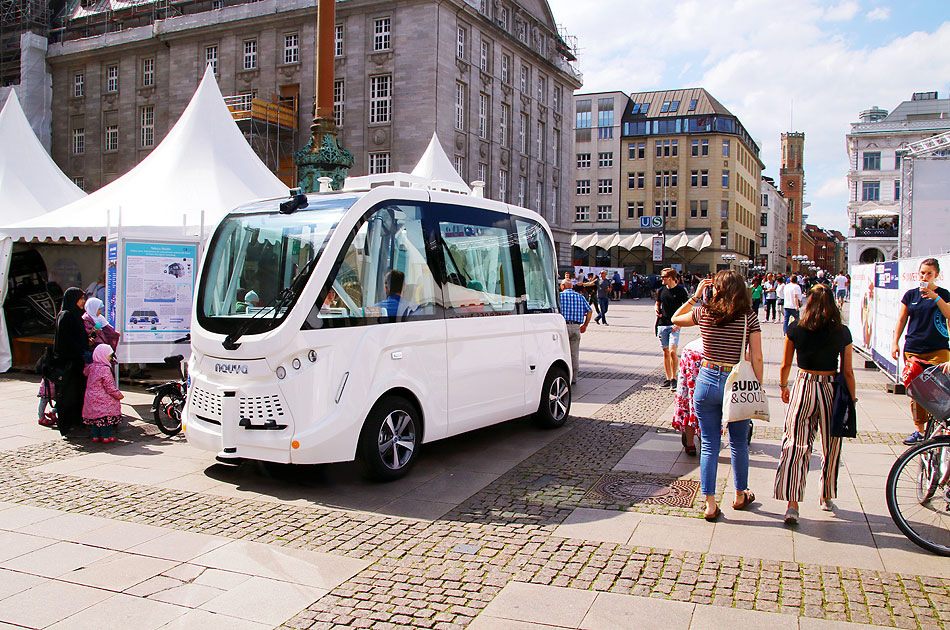 Der selbstfahrende Tabula Bus auf dem Rathausmarkt in Hamburg