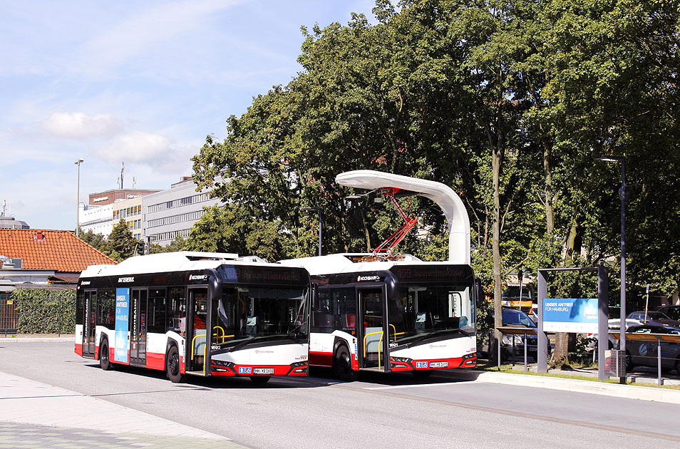 Die Solaris Elektrobusse der Hamburger Hochbahn an der Ladestation hinter dem ZOB in Hamburg