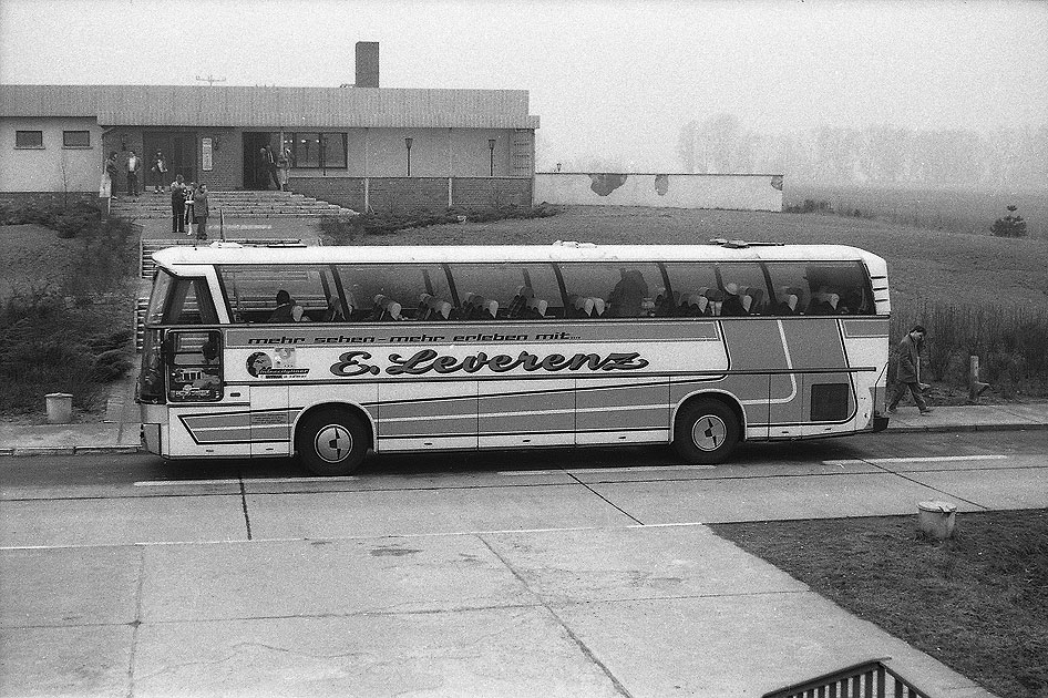 Ein Leverenz Bus am Intershop in der DDR während einer Transitreise von Hamburg nach Westberlin