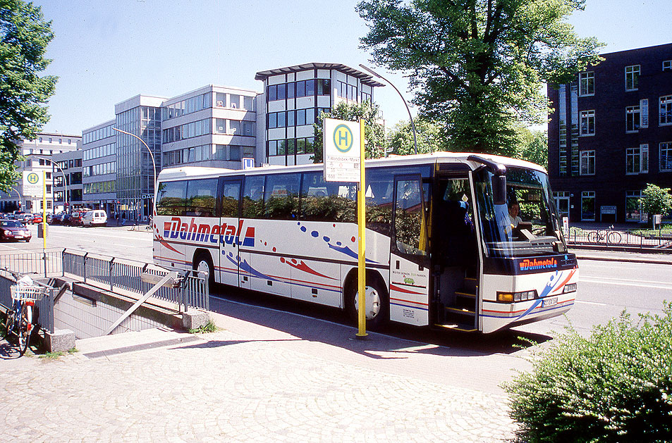 Ein Dahmetal Bus von Neoplan an der Haltestelle U-Bahn Wandsbek Markt