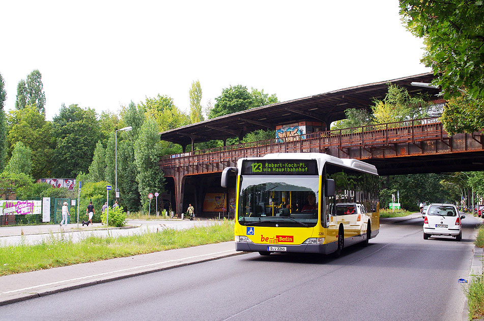 Ein BVG Bus am Bahnhof Siemensstadt an der Siemensbahn in Berlin