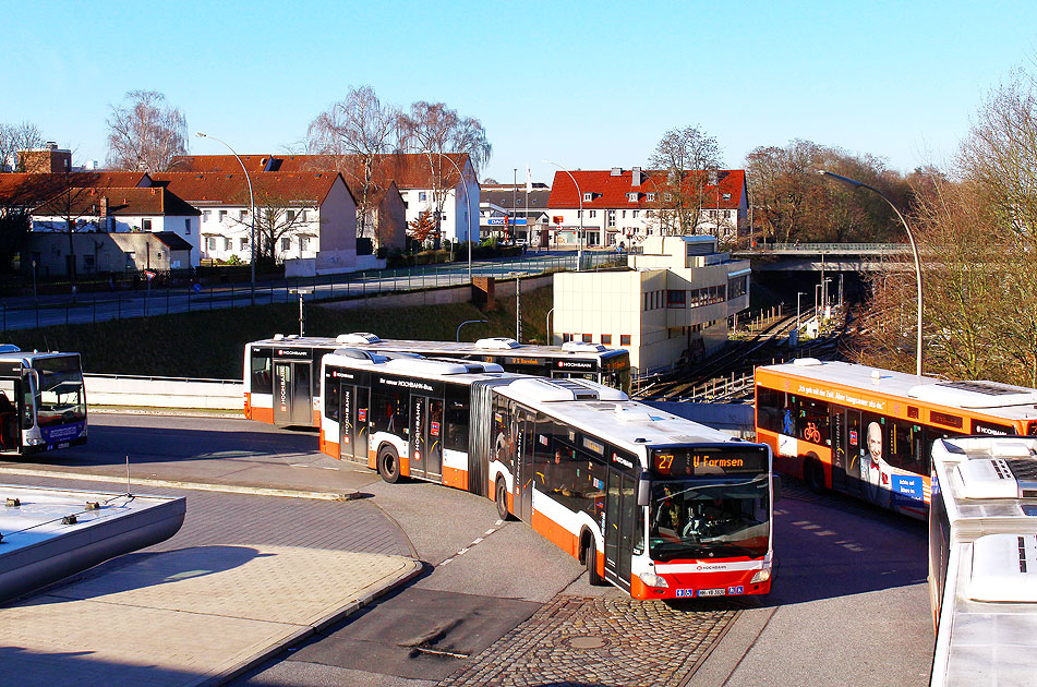 Ein Hochbahn-Gelenkbus auf dem Busbahnhof am Bahnhof Billstedt