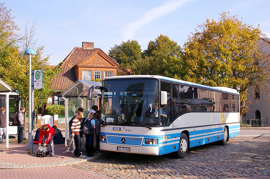 Ein Bus der NOB am Bahnhof Eutin