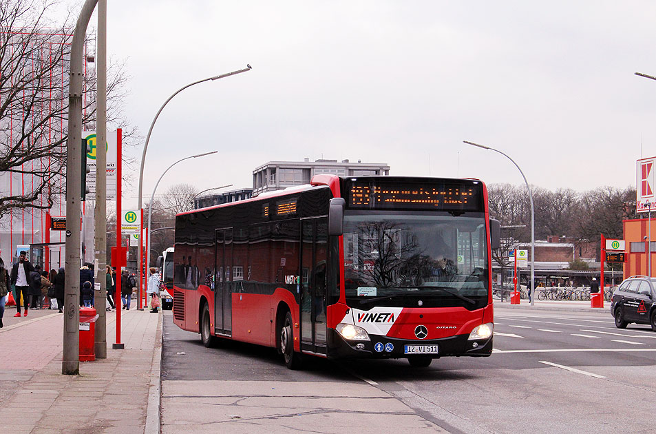 Ein Vineta Bus an der Haltestelle U-Bahn Langenhorn Markt