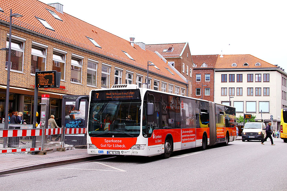 Ein Stadtbus in Lübeck vom Stadtverkehr Lübeck an der Haltestelle Kohlmarkt