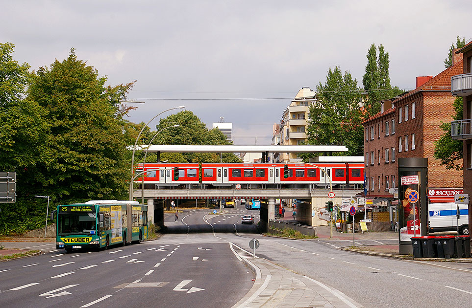 Ein Hochbahn Bus am Bahnhof Landwehr