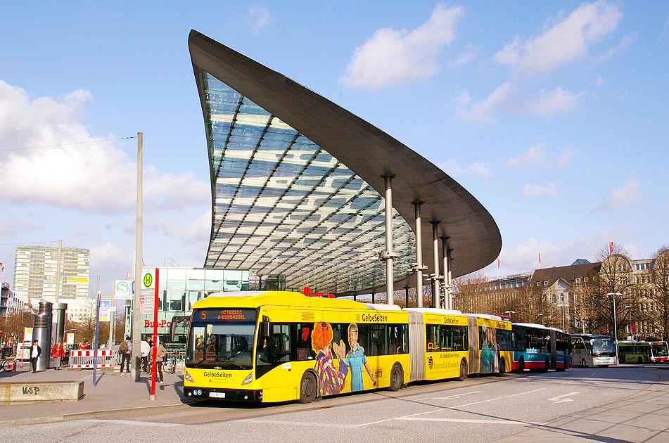 Hochbahn Doppelgelenkbus auf der Buslinie 5 am Hamburger ZOB