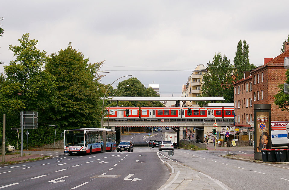 Ein Hochbahn Bus an der S-Bahn Landwehr