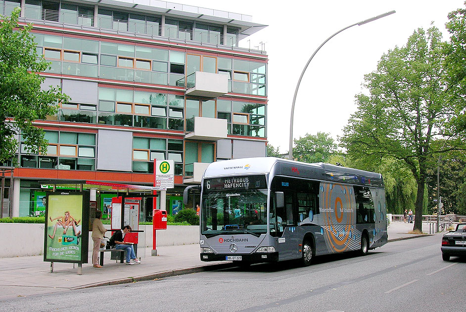 Auf dem Weg zum modernsten Bussystem Europas und zur Mobilitätswende: Ein Hochbahn Wasserstoffbus in Hamburg
