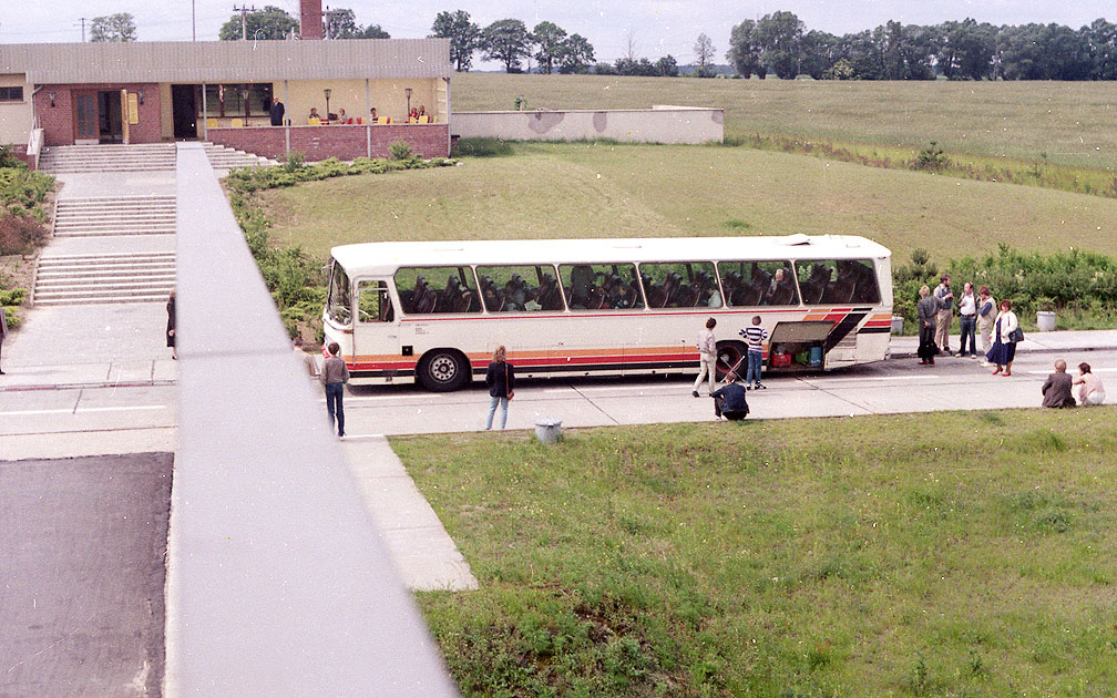 Ein Berbig Reisebus auf der Transitfahrt von Hamburg nach Westberlin durch die DDR