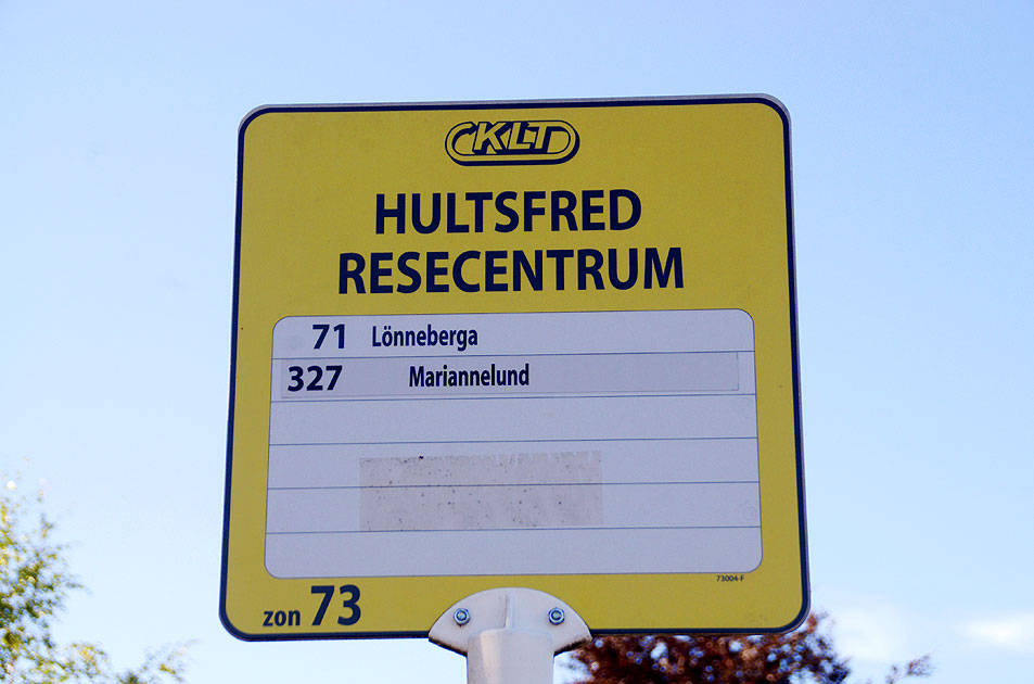 Ein Bushaltestellenschild in Hultsfred Resecentrum nach Lönneberga und Mariannenlund