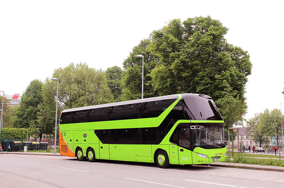 Ein Flixbus auf dem ZOB in Hamburg - Fernbus