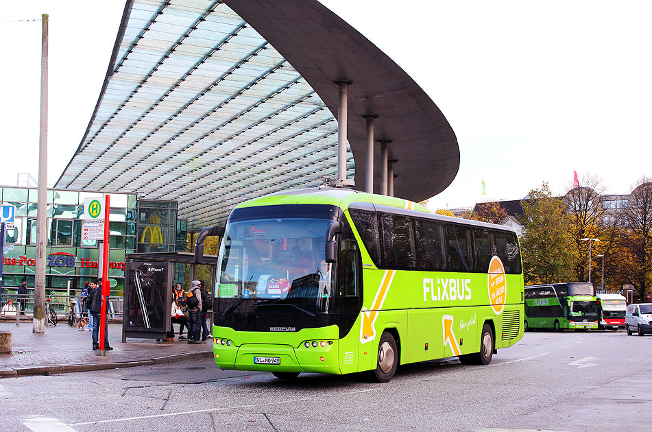 Ein Flixbus von Neoplan auf dem Hamburger ZOB - Fernbus Anreise