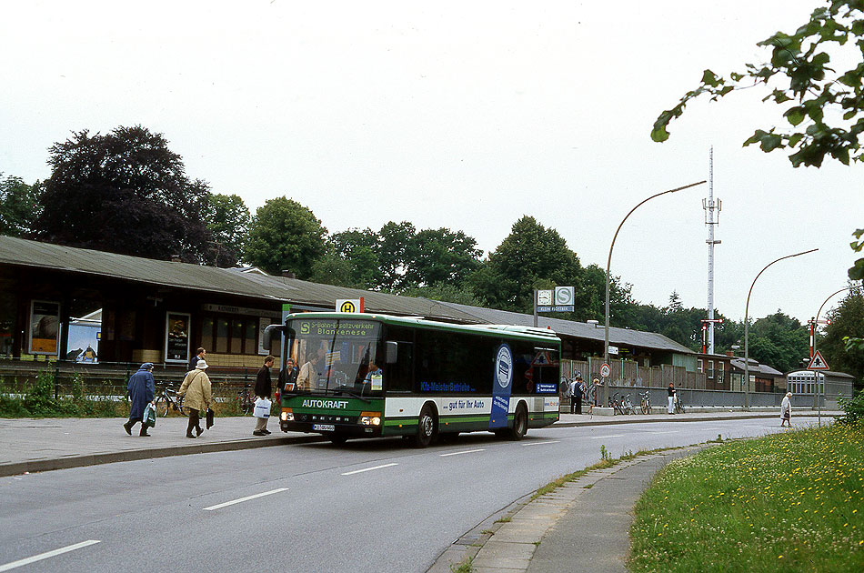 Ein Autokraft Bus am Bahnhof Klein Flottbek in Hamburg im SEV Einsatz