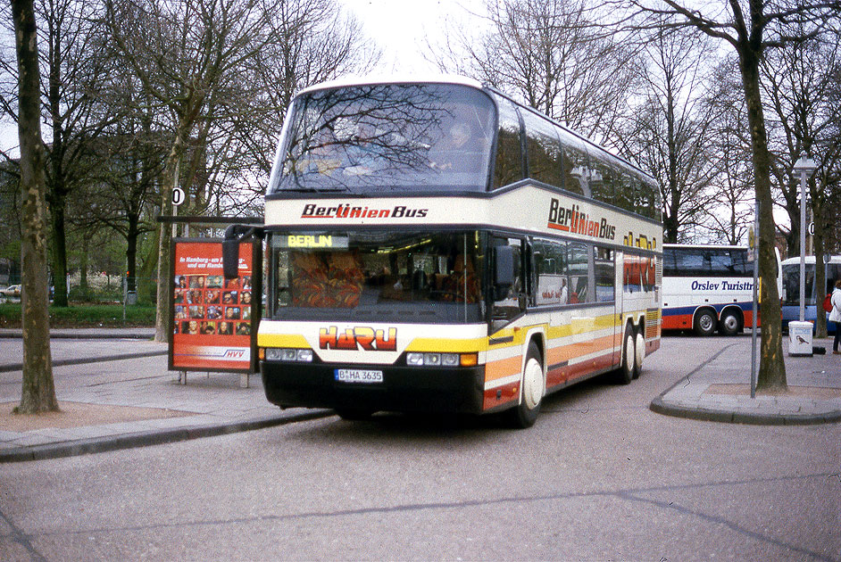 Ein Haru Doppeldeckerbus auf dem ZOB in Hamburg