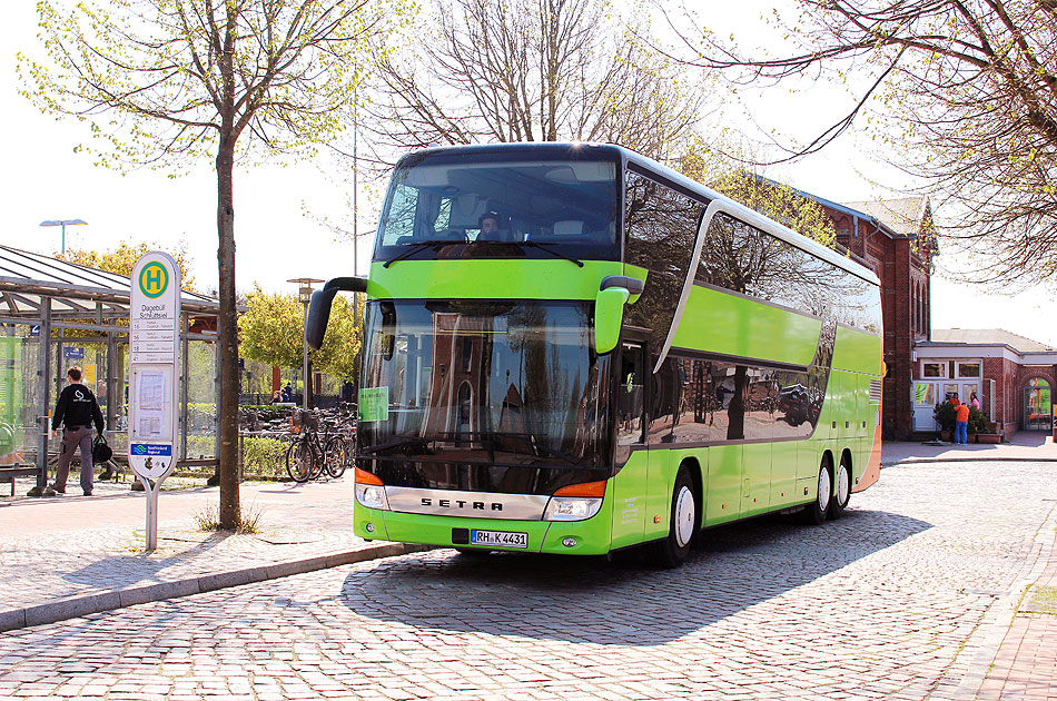 Ein Fernbus von Flixbus vor dem Bahnhof in Niebüll