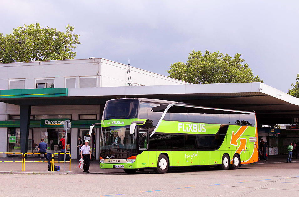 Ein Flixbus in Berlin auf dem ZOB ein Setra 431 D - Fernbus