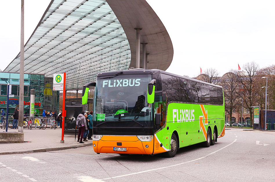 Ein Flixbus auf dem ZOB in Hamburg - Fernbus Anreise