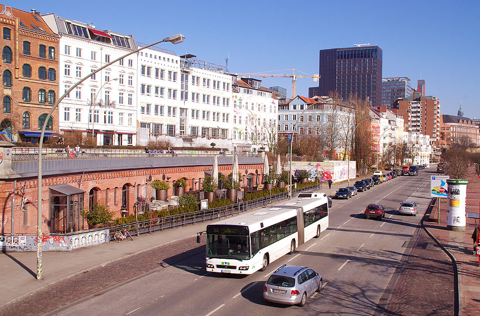 Ein KVG Bus in der Hamburger Hafenstraße im SEV für die S-Bahn