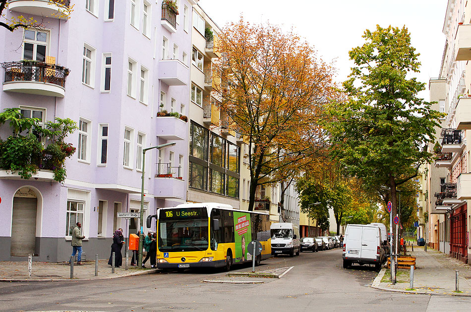 Ein Berliner Stadtbus an der Haltestelle Gustav-Müller-Platz mit dem Geburtshaus von Marlene Dietrich