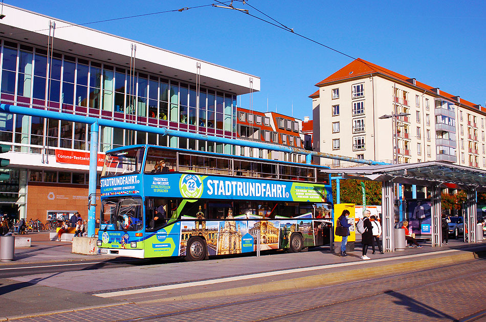 Ein Bus der Stadtrundfahrt in Dresden auf dem Altmarkt