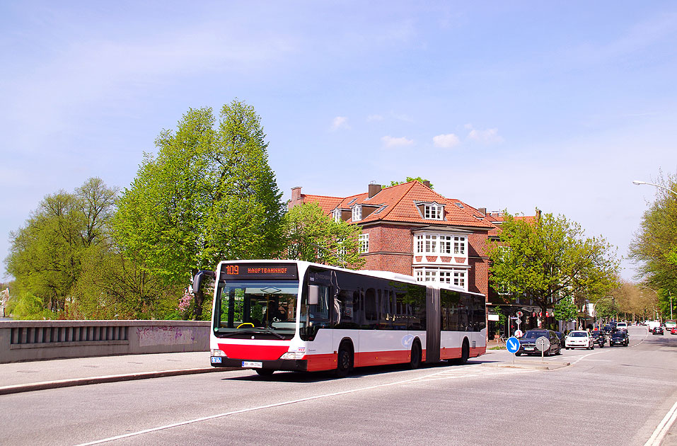 Ein Hochbahn Bus in Hamburg auf der Streekbrücke
