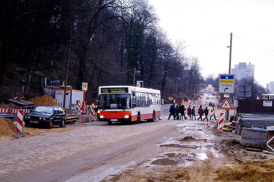 Hochbahn Bus an der Haltestelle Neumühlener Kirchenweg