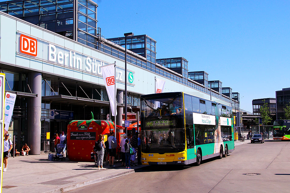 Ein BVG Doppeldeckerbus an der Haltestelle Bahnhof Zoo