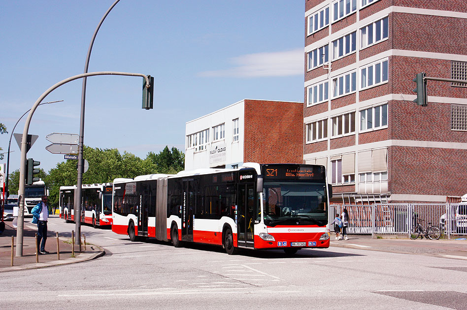 Ein Hochbahn-Bus an der Haltestelle S-Bahn Rothenburgsort