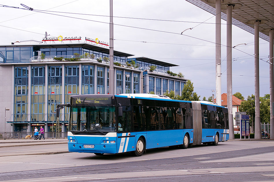 Stadtbus in Kassel von der KVG vor dem Bahnhof Wilhelmshöhe