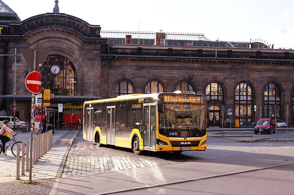 Ein DVB Bus vor dem Bahnhof Dresden-Neustadt