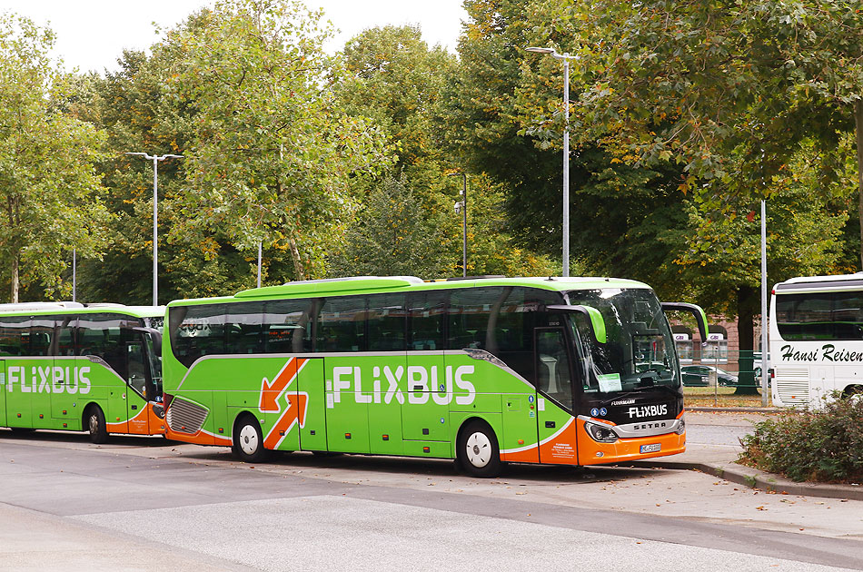 Ein Flixbus auf dem ZOB in Hamburg - Flixbus Fahrten nach Kiew in der Ukraine waren im September 2022 stark nachgefragt und meist ausgebucht