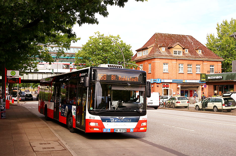 Ein Hochbahn Bus an der Haltestelle U-Bahn Farmsen