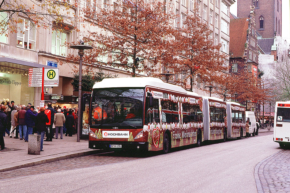 Ein Hochbahn Doppelgelenkbus der Hamburger Hochbahn an der Haltestelle Gerhart-Hauptmann-Platz