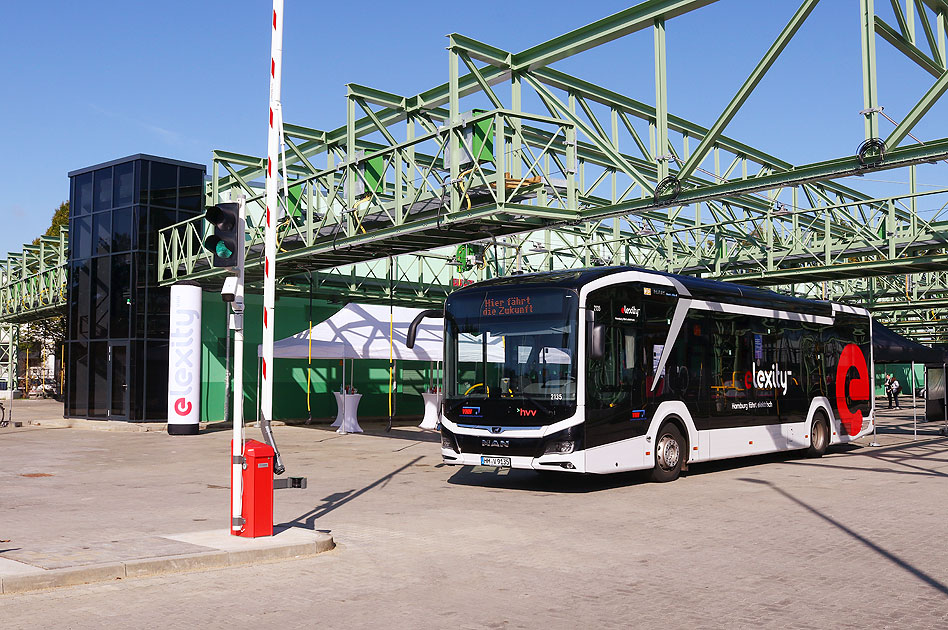 Der neue Elektrobus-Betriebshof der VHH in Schenefeld mit einem MAN Elektrobus