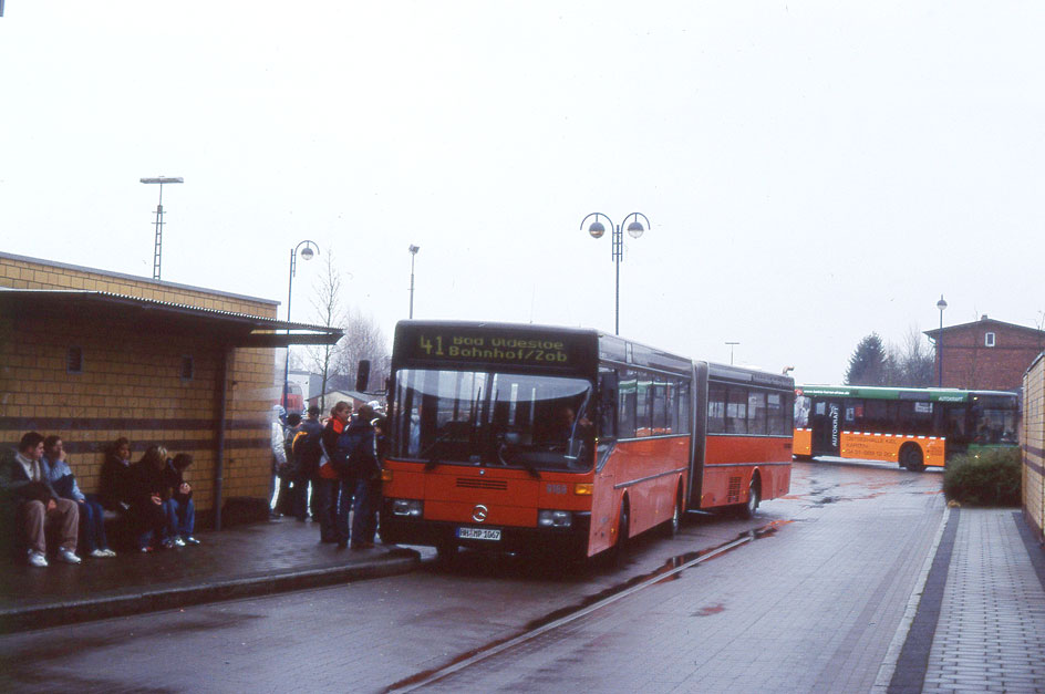 Ein VHH Bus am Bahnhof Bad Oldesloe
