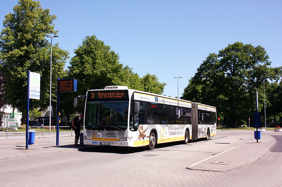 Ein Bus vom Stadtverkehr Lübeck an der Haltestelle Gustav-Radbruch-Platz