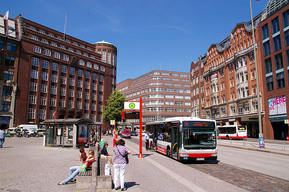 Ein Schnellbus der Hamburger Hochbahn an der Haltestelle Gänsemarkt