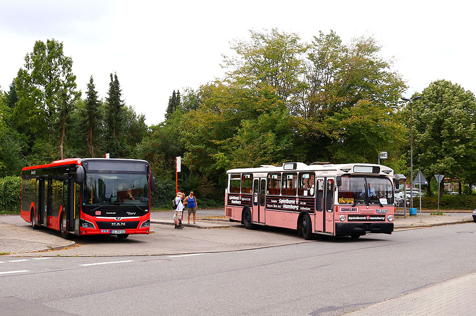 Autokraft Bus und HOV Museumsbus am Bahnhof Schwarzenbek